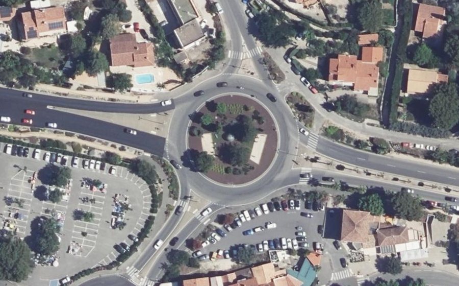 Vue aérienne du Rond-point anonyme n°28864880