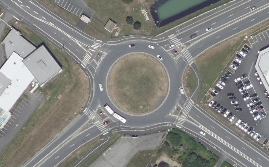 Vue aérienne du Rond-point anonyme n°28864992