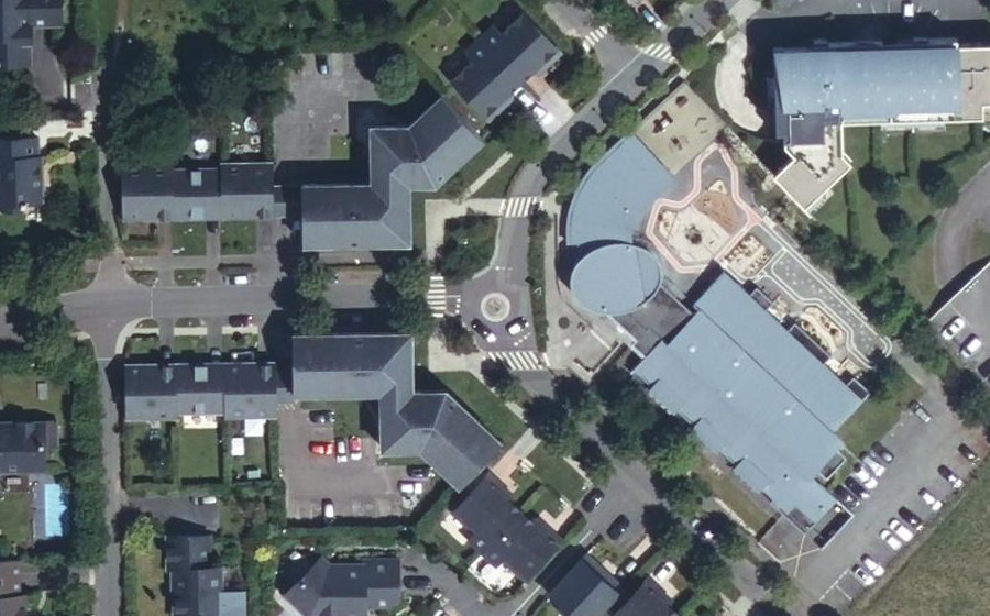 Vue aérienne du Rond-point anonyme n°28872824
