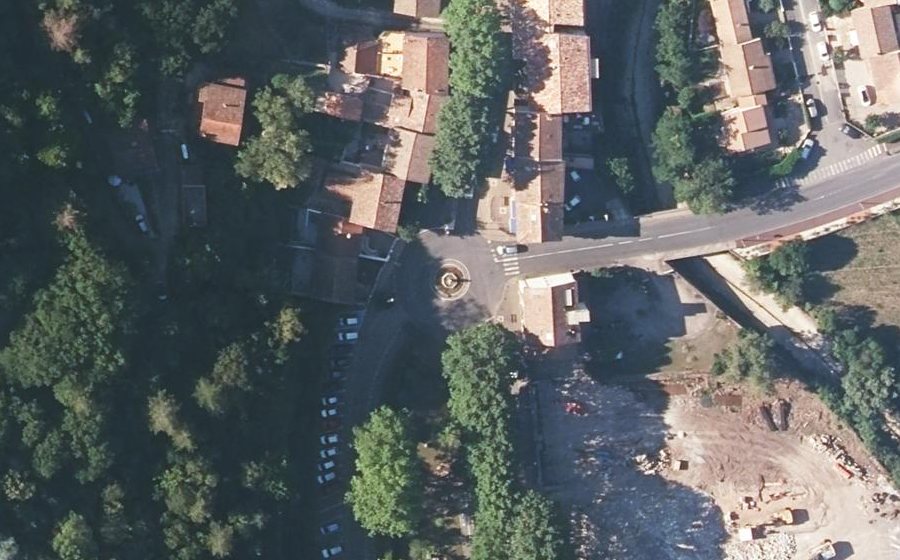 Vue aérienne du Rond-point anonyme n°288769374