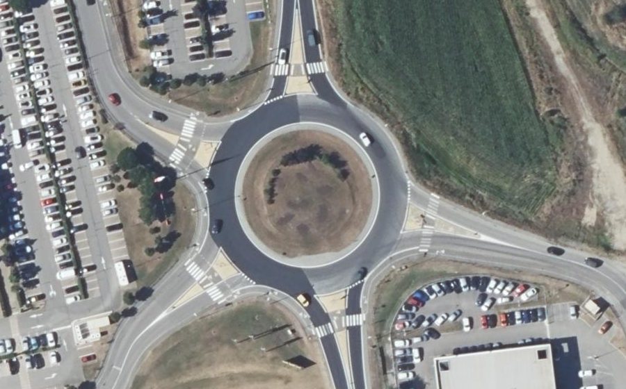 Vue aérienne du Rond-point anonyme n°288840383