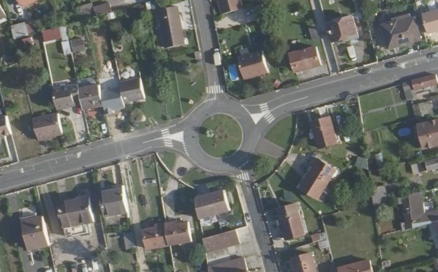 Vue aérienne du Rond-point anonyme n°28884633