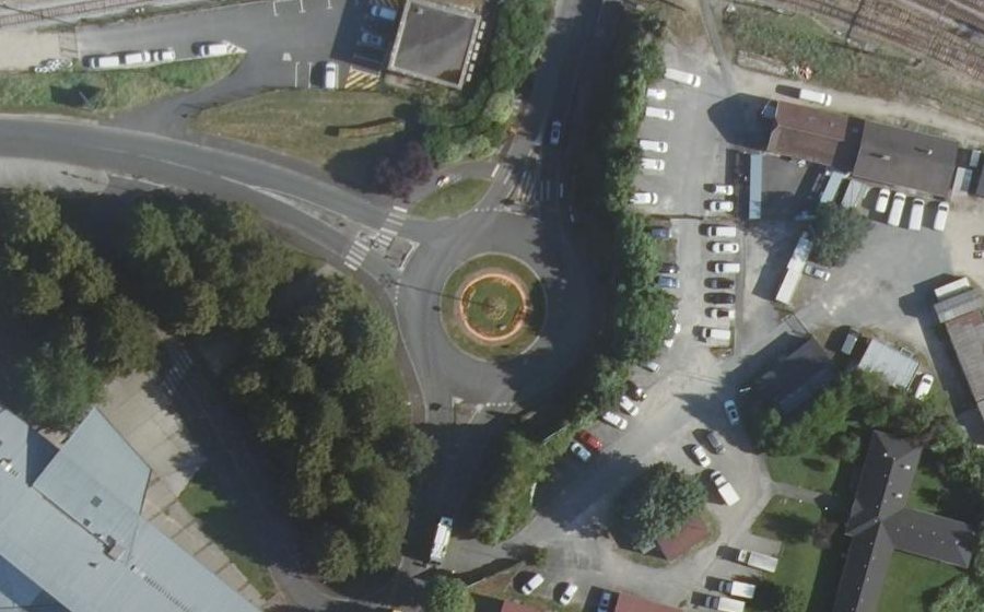 Vue aérienne du Rond-point anonyme n°28884634