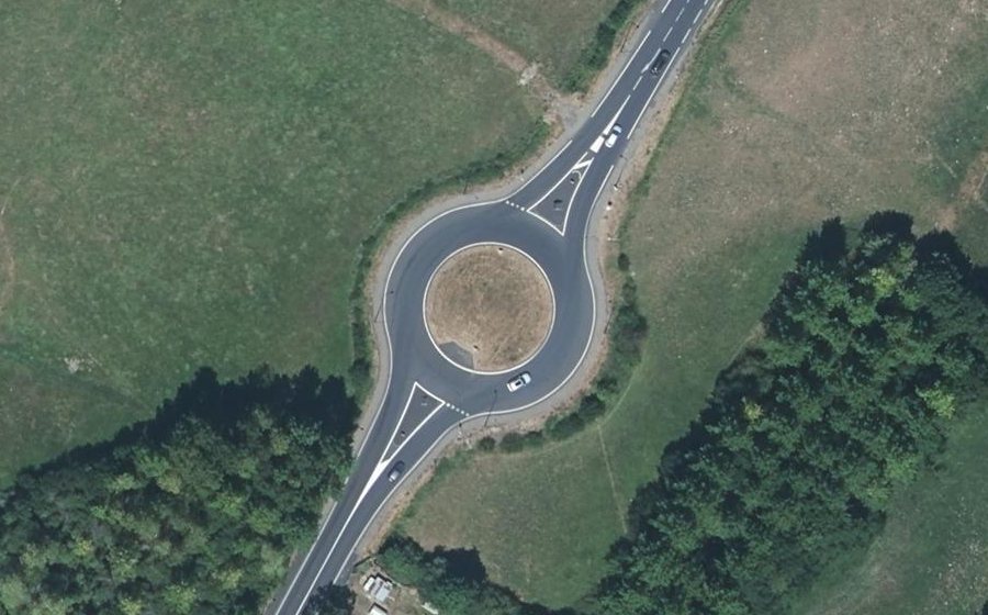 Vue aérienne du Rond-point anonyme n°288888543