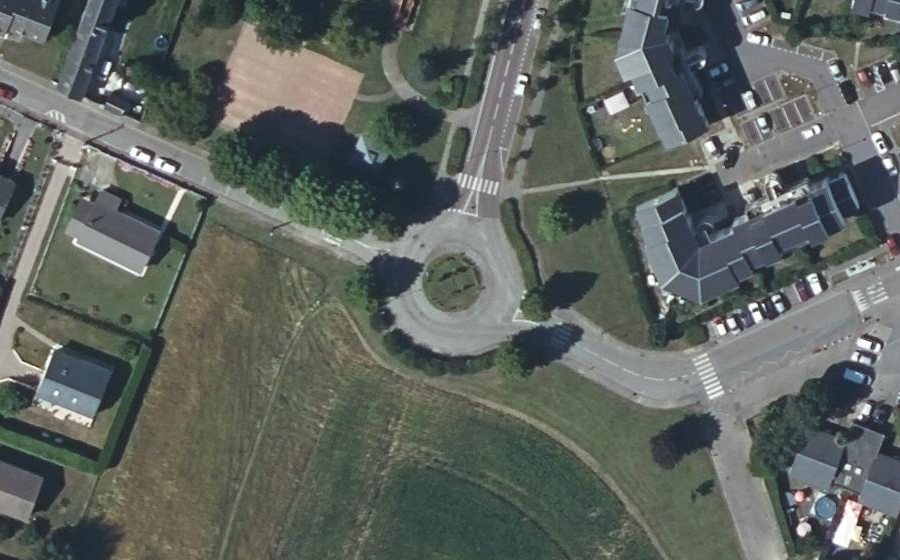 Vue aérienne du Rond-point anonyme n°288892369