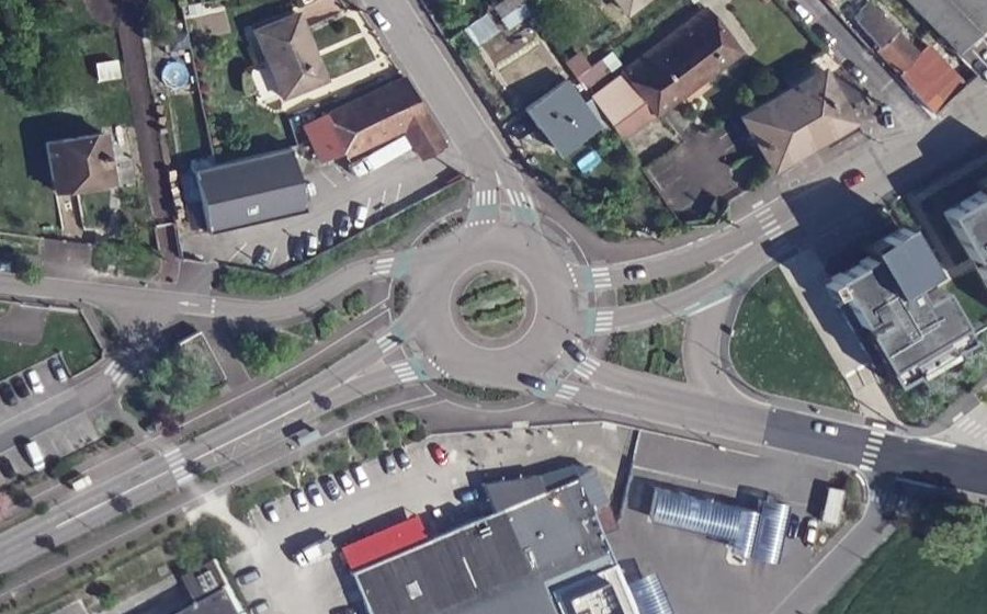 Vue aérienne du Rond-point anonyme n°288909910