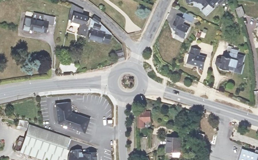 Vue aérienne du Rond-point anonyme n°288941482