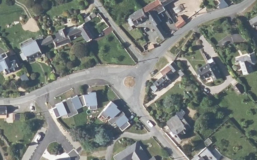 Vue aérienne du Rond-point anonyme n°288941489