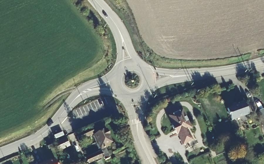 Vue aérienne du Rond-point anonyme n°289037684