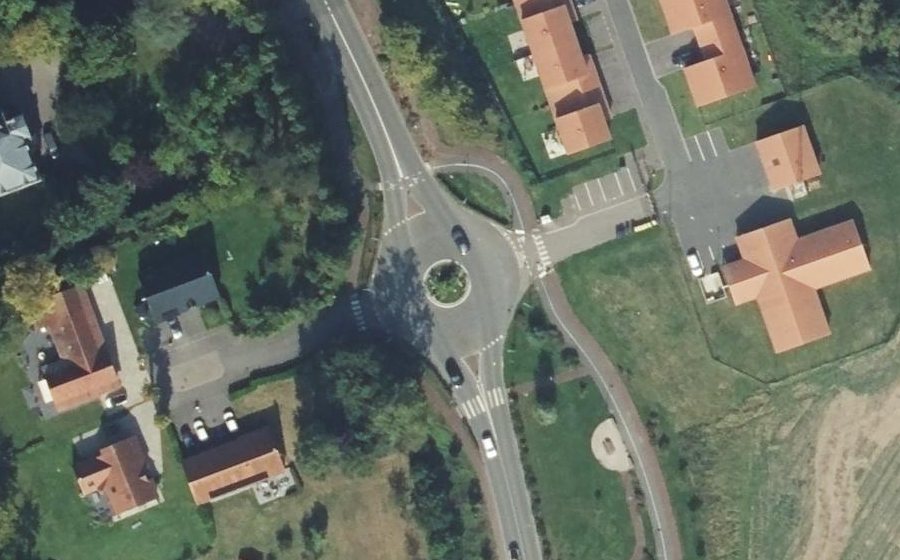 Vue aérienne du Rond-point anonyme n°289038318