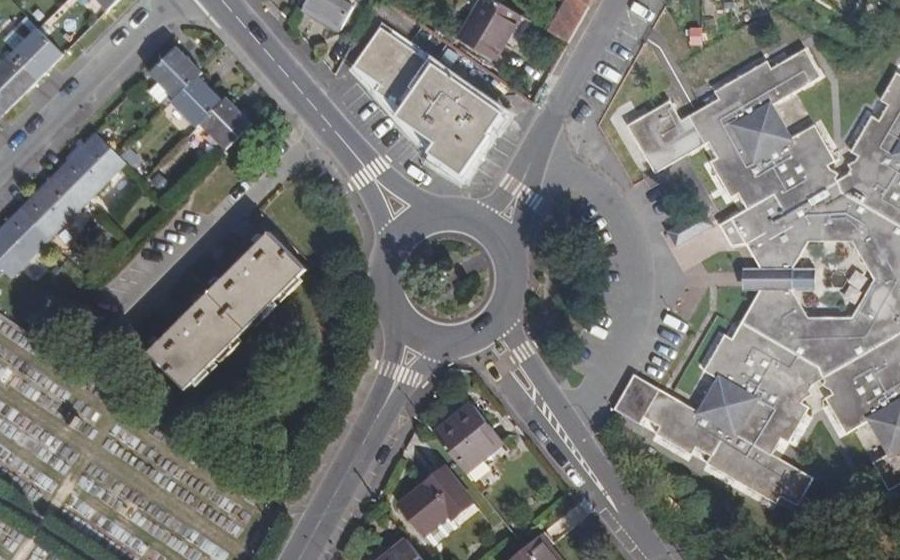 Vue aérienne du Rond-point anonyme n°28907978