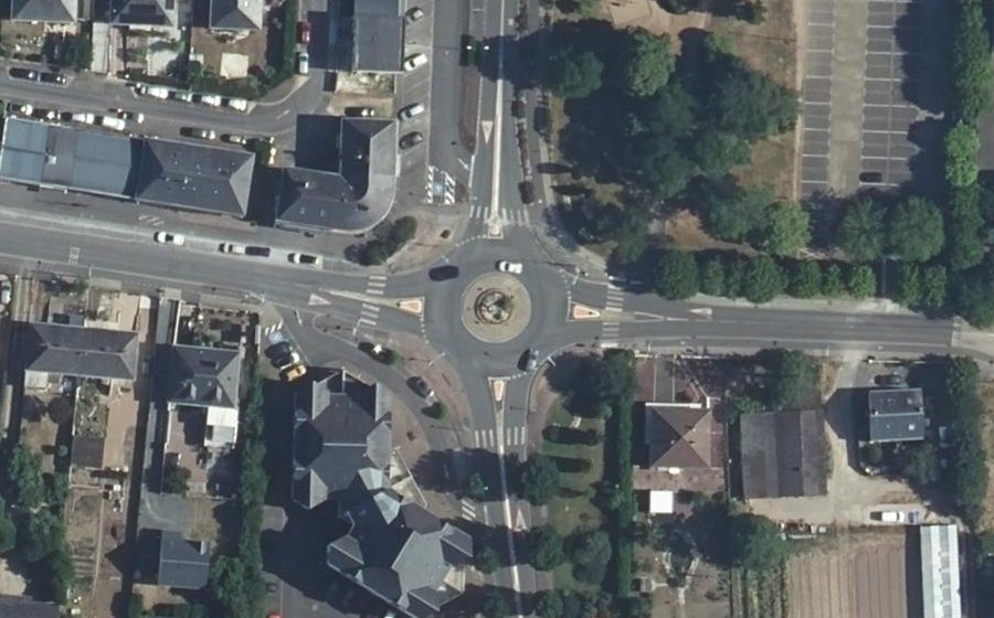 Vue aérienne du Rond-point anonyme n°289089033
