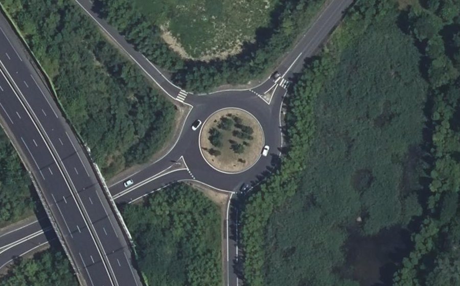 Vue aérienne du Rond-point anonyme n°289089048