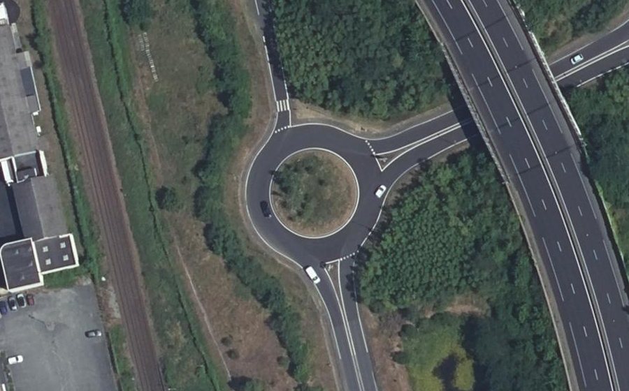 Vue aérienne du Rond-point anonyme n°289089052