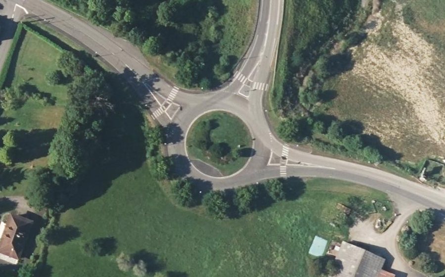 Vue aérienne du Rond-point anonyme n°289094025