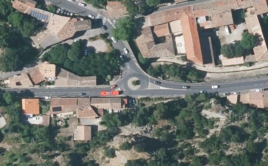 Vue aérienne du Rond-point anonyme n°289103502