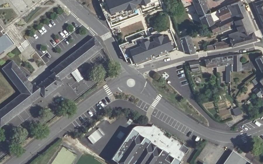Vue aérienne du Rond-point anonyme n°289169492