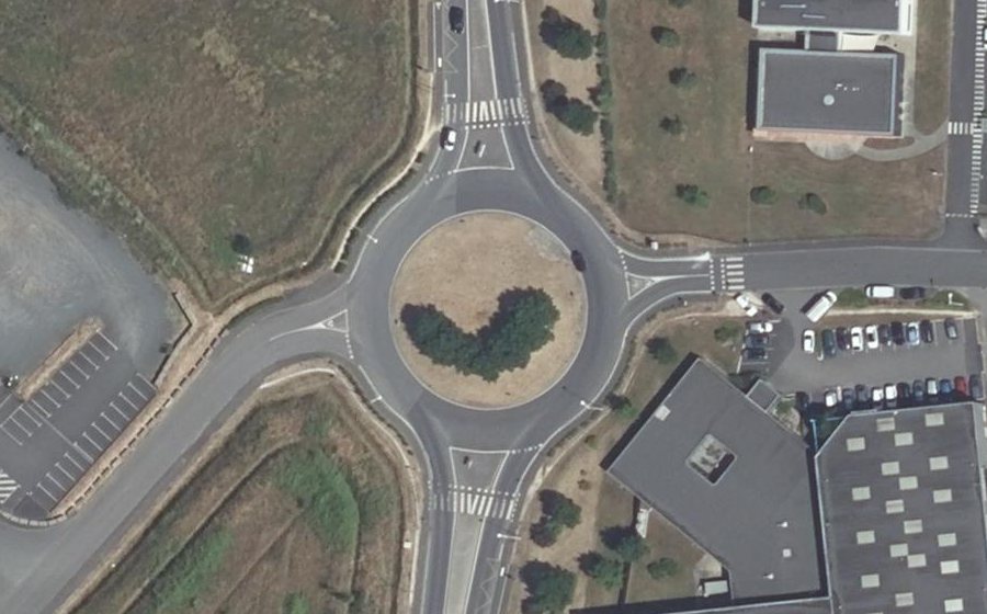 Vue aérienne du Rond-point anonyme n°289185194
