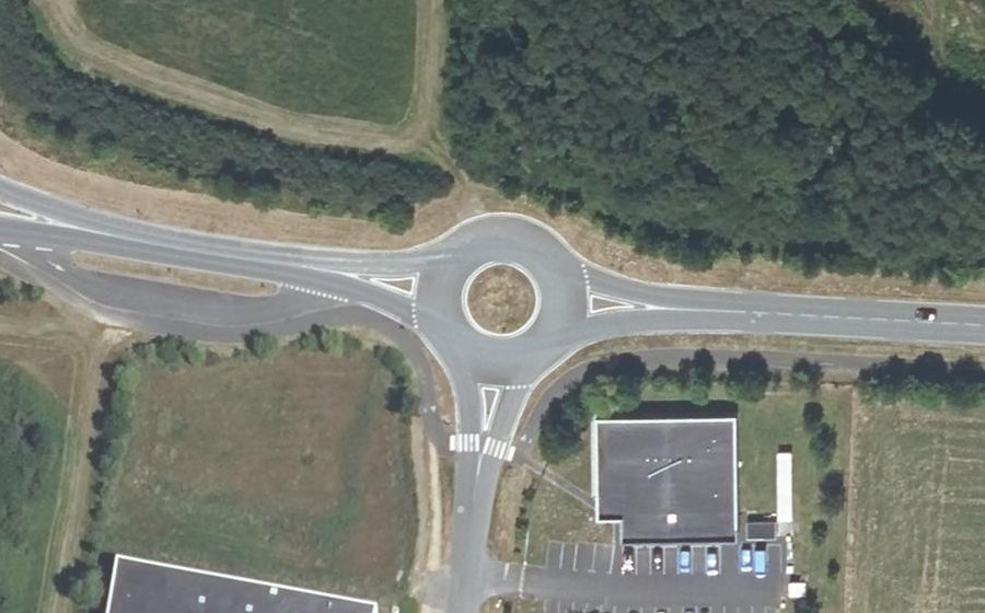 Vue aérienne du Rond-point anonyme n°289241174