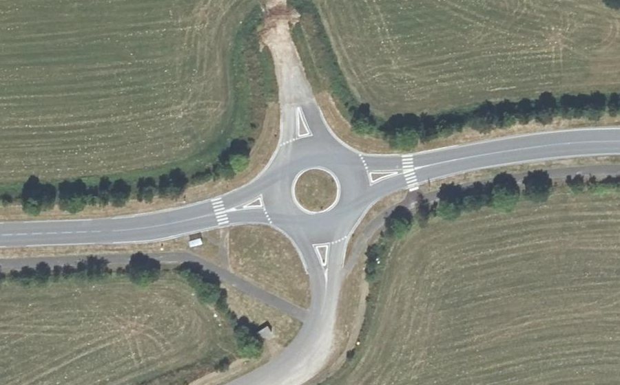 Vue aérienne du Rond-point anonyme n°289241175