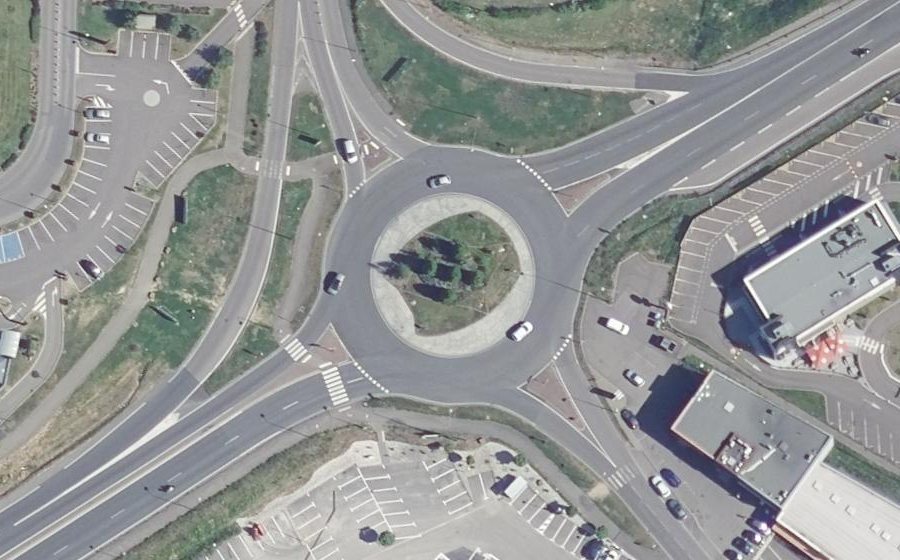 Vue aérienne du Rond-point anonyme n°28927644