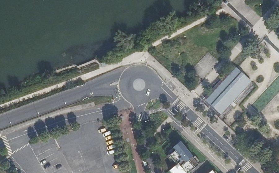 Vue aérienne du Rond-point anonyme n°289295073