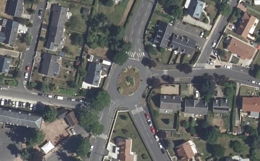 Vue aérienne du Rond-point anonyme n°289338440