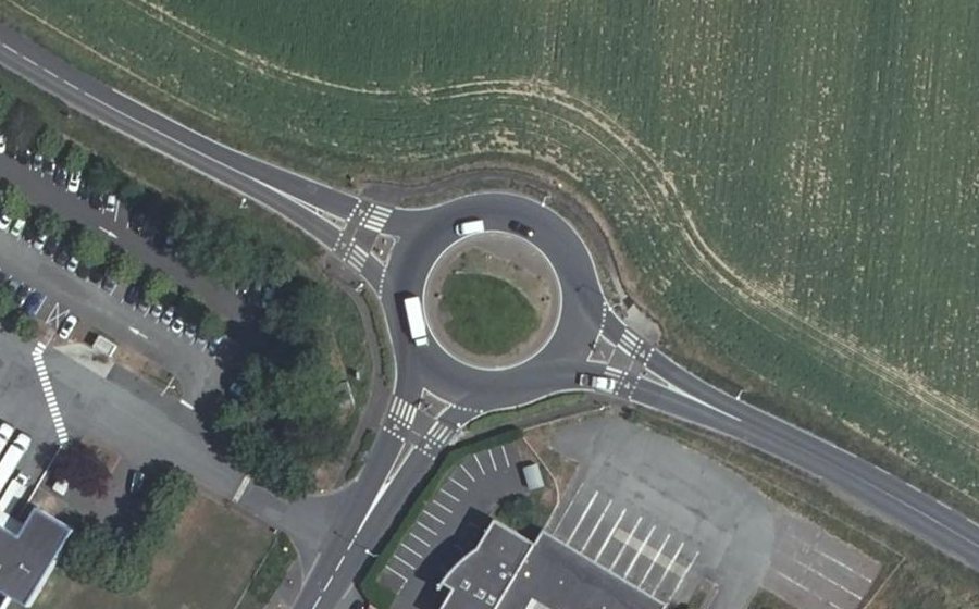 Vue aérienne du Rond-point anonyme n°289343513