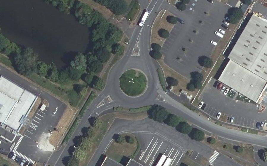Vue aérienne du Rond-point anonyme n°289343520
