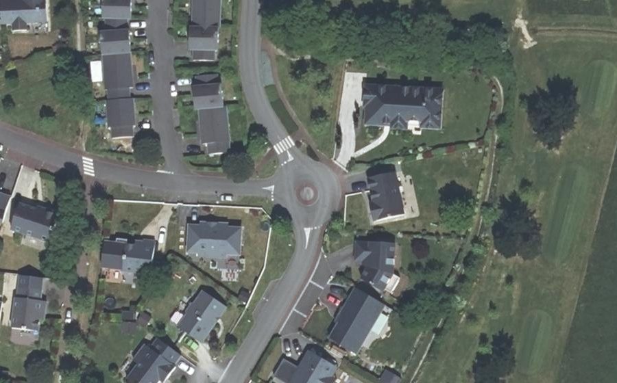 Vue aérienne du Rond-point anonyme n°289365820