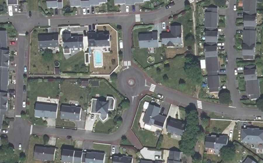 Vue aérienne du Rond-point anonyme n°289365821
