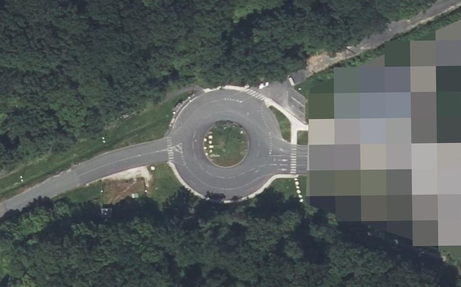 Vue aérienne du Rond-point anonyme n°289370046
