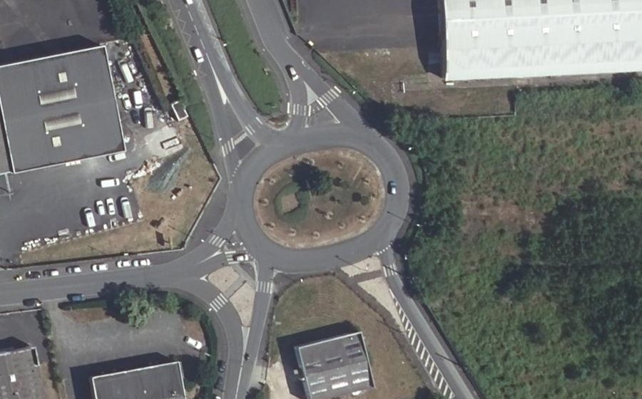 Vue aérienne du Rond-point anonyme n°289413497