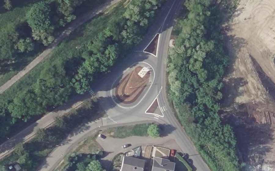 Vue aérienne du Rond-point anonyme n°289549349