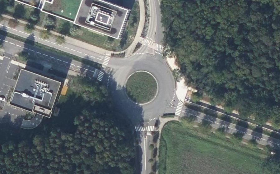 Vue aérienne du Rond-point anonyme n°28977522