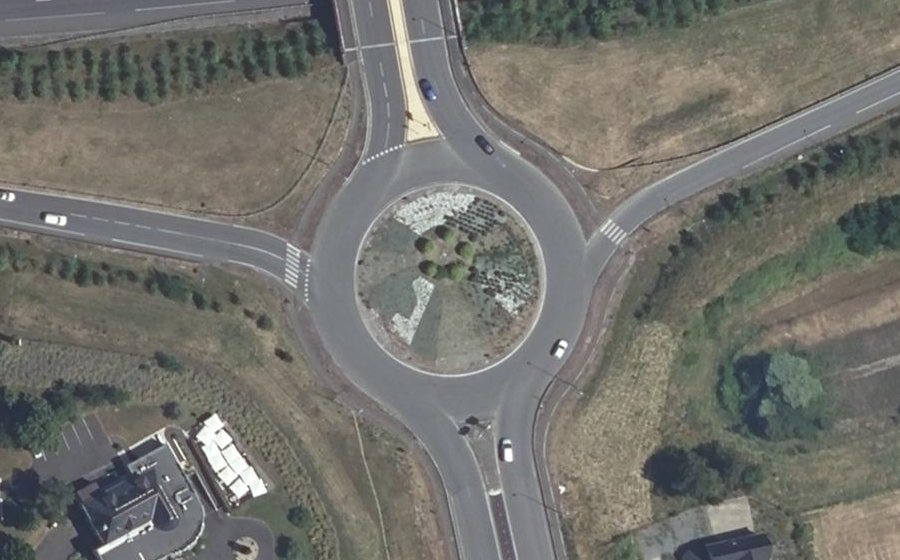 Vue aérienne du Rond-point anonyme n°289851162