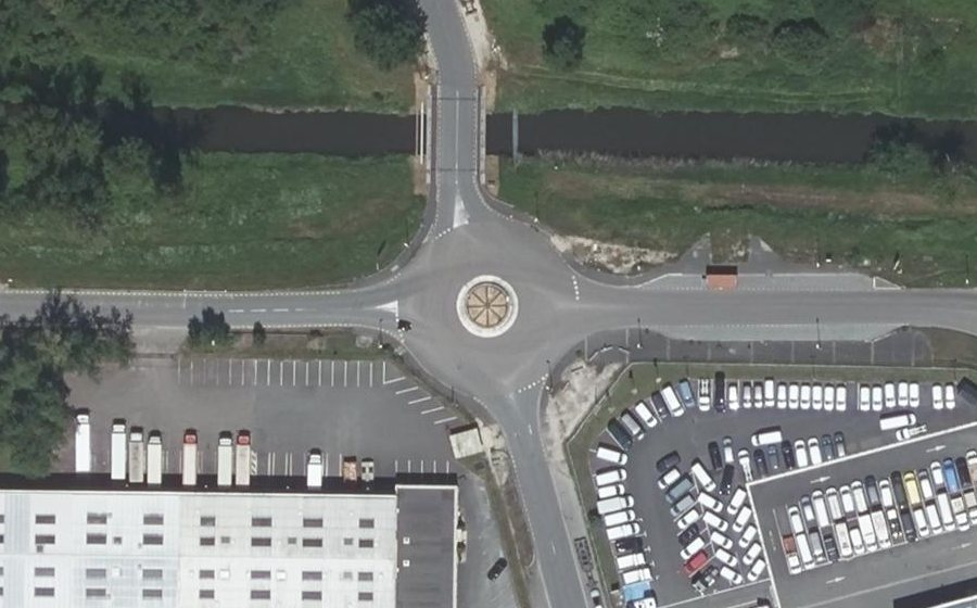 Vue aérienne du Rond-point anonyme n°28986169