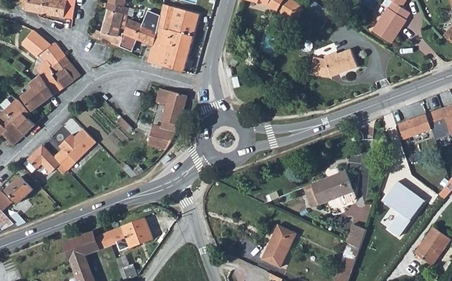 Vue aérienne du Rond-point anonyme n°28987969