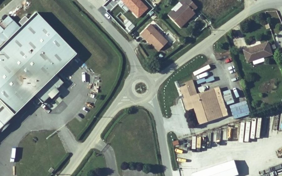 Vue aérienne du Rond-point anonyme n°289928258