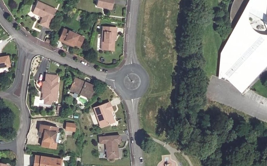 Vue aérienne du Rond-point anonyme n°290054669