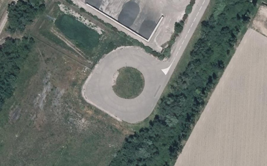 Vue aérienne du Rond-point anonyme n°290077148