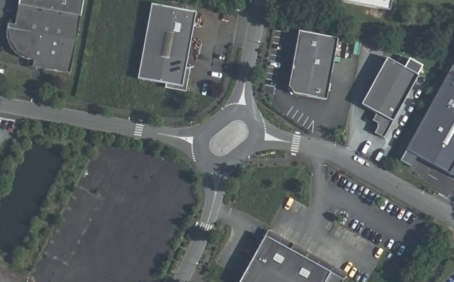 Vue aérienne du Rond-point anonyme n°290081694