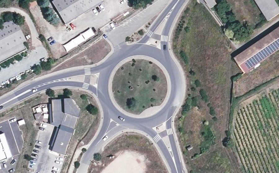Vue aérienne du Rond-point anonyme n°290089190