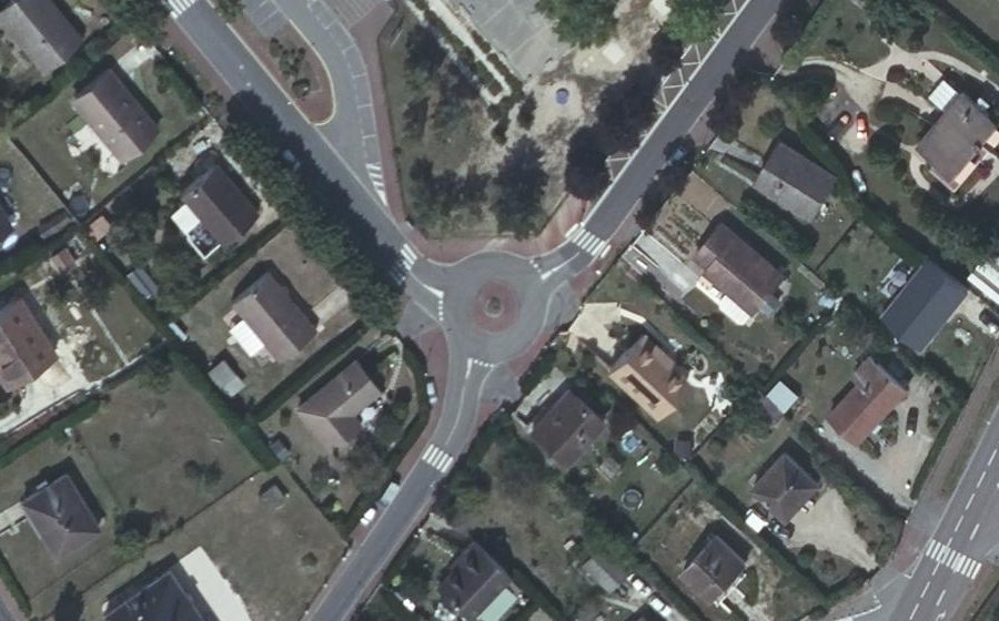 Vue aérienne du Rond-point anonyme n°290139286