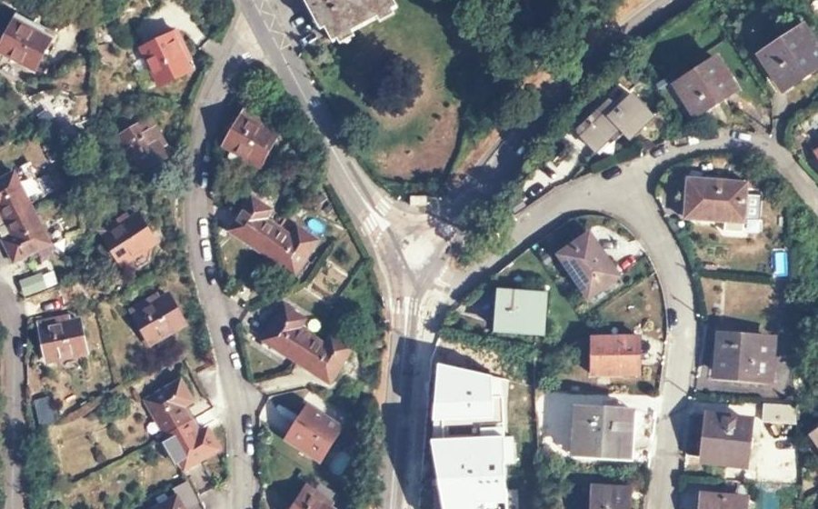 Vue aérienne du Rond-point anonyme n°290347513