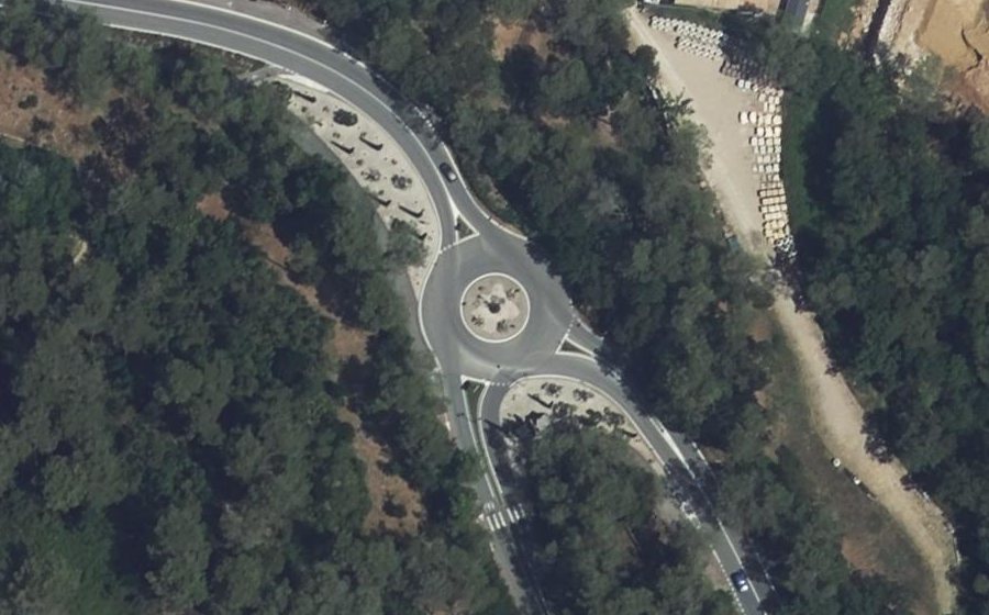 Vue aérienne du Rond-point anonyme n°290372596