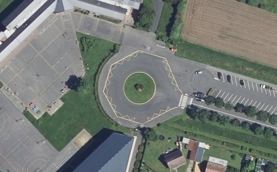 Vue aérienne du Rond-point anonyme n°290375858