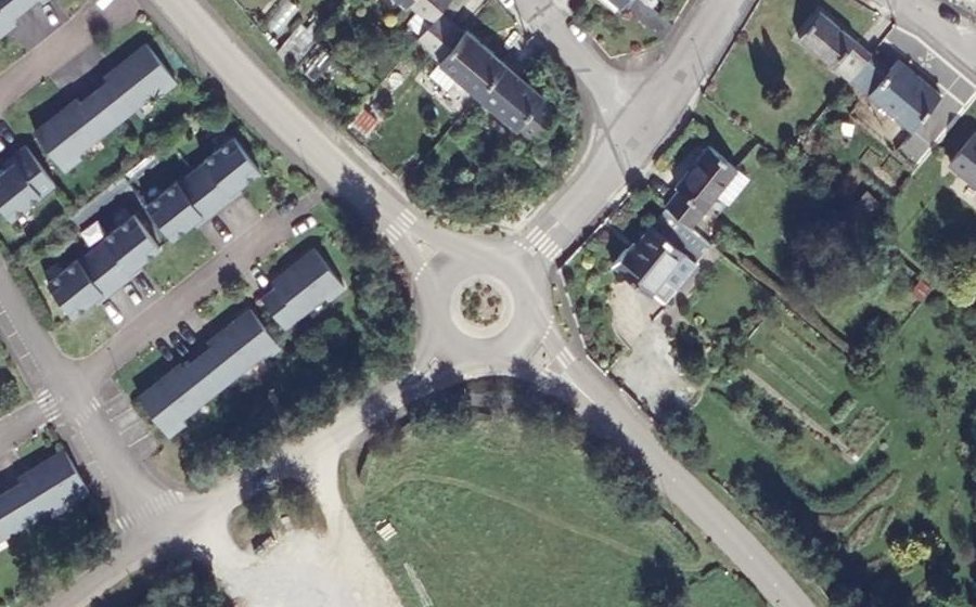Vue aérienne du Rond-point anonyme n°290387744