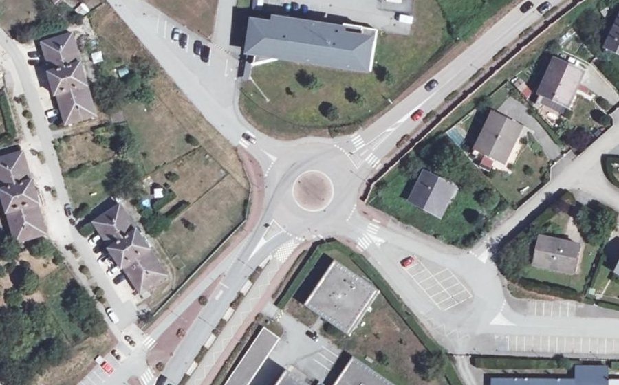 Vue aérienne du Rond-point anonyme n°290389099