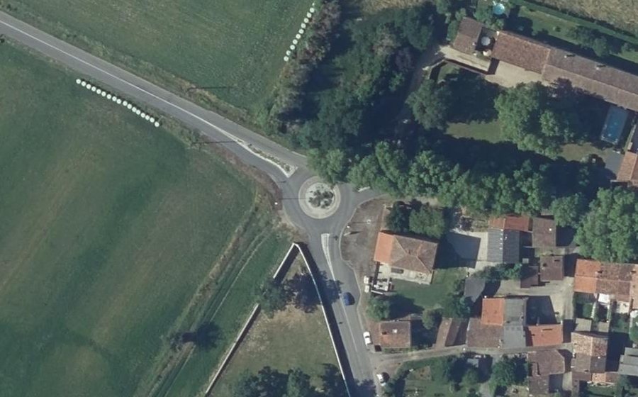 Vue aérienne du Rond-point anonyme n°290555864